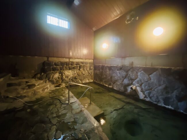 昨年達成した秘湯を守る会のスタンプ帳の特典宿泊をさせてもらいました。<br />自噴泉最高です。