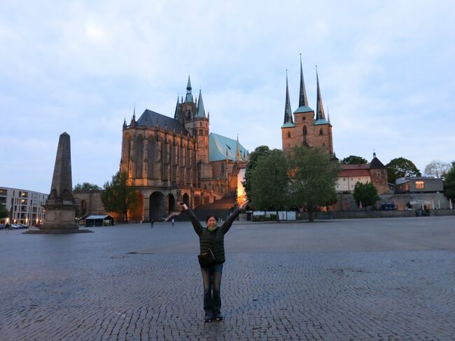 2019年5月7日（火）6日目、夫目線の8年ぶりとなるNaumburg ナウムブルクの街並みを観光した後、宿泊先のErfrut　エアフルトに戻りました。表紙のフォトはDomplatz　ドーム広場です。大聖堂とゼヴェリ教会をバックにパチリしてもらいました。<br />2019 05 02：日本→Mainz<br />2019 05 03：Mianz→Kirchberg→Marbach→Vaihingen　Mainz泊<br />2019 05 04：Mainz（朝市場）Stuttgart→Backnang→Mainz泊<br />2019 05 05：Mainz→Erfrut泊　<br />2019 05 06：Leipzig→Meissen→Dresden→Erfrut泊<br />★2019 05 07：Leipzig→Naumburg→★Erfrut泊<br />2019 05 08：Gorlitz→Bautzen→Erfrut泊<br />2019 05 09：Lutherstadt Wittenberg→Weimar→ Erfrut泊<br />2019 05 10：Mainz泊<br />2019 05 11：Rudesheim→Alsheim→Mainz泊<br />2019 05 12：Koln→ Bonn→Mainz泊<br />2019 05 13：Schorndorf→Winterbach→Mainz泊<br />2019 05 14：Frankfurt→Mainz　帰国<br /><br />私が撮ったフォトはこちらになります。<br />https://4travel.jp/travelogue/11543832<br />