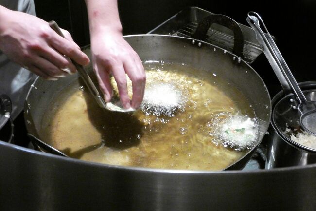 この日の夕食は日本料理 黒潮の天ぷらカウンターで、コース仕立ての天婦羅割烹を楽しみます。<br /><br />目の前で揚げられる天婦羅は、当然ながら最高です。<br />
