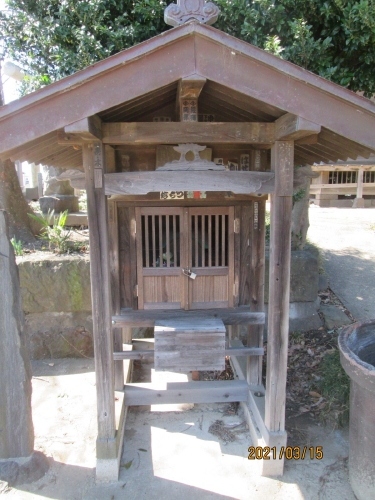 主水新田稲荷神社は、松戸市主水新田にある神社です。主水新田稲荷神社の創建年代等は不詳ながら、寛永6年（1629）に開創した金蔵院境内に、主水新田の鎮守として創建したといいます。神社隣接の主水新田集会所には江戸川八十八ヶ所霊場71番の大師堂が奉安されています。主水新田稲荷神社の創建年代等は不詳ながら、寛永6年（1629）に開創した金蔵院境内に、主水新田の鎮守として創建したといいます。<br />「千葉県神社誌」による主水新田稲荷神社の由緒創建年代など詳らかではないが、金蔵院の中に奉斎された正一位稲荷大明神である。（「千葉県神社誌」より）庚申供養塔、六和電燈敷設記念碑、主水新田農業用水整備事業完成記念碑がある。<br />江戸川８８ヶ所めぐり　前身は文化4年下総四郡札所。文政6年の四分割に伴い、文化15年の流山二十一所と合併し旧札所となる。明治5年3月より印西大師に倣い送り大師をはじめる。昭和9年11月、弘法大師1100年遠忌を記念して、東福寺慈恭空水が整理再興。現状は霊場としての活動をしていない。