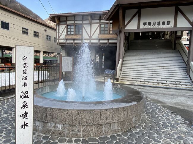 京都へ帰省してから、翌日は金沢経由で宇奈月温泉へ<br /><br />黒部渓谷のトロッコ列車は4月中旬からの運行なので、この時期は特に見るべきものはなく、温泉につかって美味しい料理を食べるくらいですが、とりあえず一度行ってみたかったので訪れました<br /><br />宿泊客はほとんどが富山ナンバーだったので、他府県からの人はほとんどいない<br /><br />Go Toトラベルが再開しないと観光業は厳しい感じでした<br /><br />列車で夕方にホテルに着いたので、翌日の朝食後に近くの想影展望台までだけ歩いてみました<br />