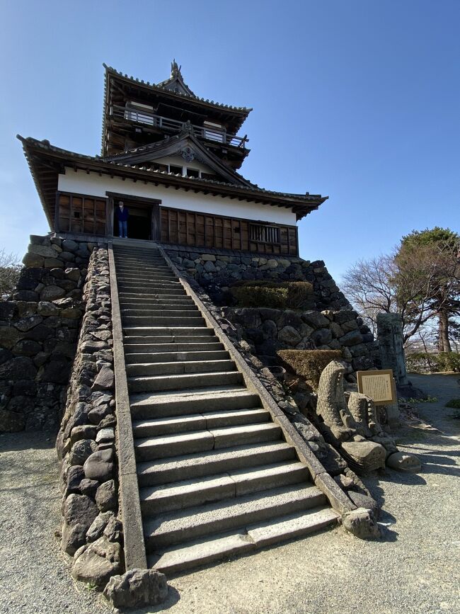二日目は宇奈月温泉から福井の丸山城へ移動<br /><br />まずは往路で寄らなかった新黒部駅の黒部市地域観光ギャラリーへ。2Fからは立山連峰が見えました<br /><br />新幹線からも雲がなくて綺麗に見えていました。福井が近づくと白山も見えました。<br /><br />福井駅のロッカーに荷物を預け、ランチは駅内で名物のソースカツ丼。2年前に食べておいしかったので、また同じ店でしたが、やっぱり美味しかったです<br /><br />食後はバスで約1時間かけて丸岡城へ。小規模ながら素朴ですが味のあるお城でした<br /><br />すぐ下の歴史民族資料館を見てから、一筆啓上日本一短い手紙の館に行き、バスで福井駅に戻ってからホテルへゴロゴロして行きました<br /><br />夕食はこちらも2年前に訪れた割烹へ。また美味しく頂きました