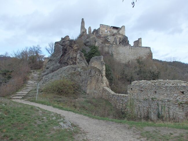 メインストリートから山道に入って、ケーリンガー城跡へ向かいました。<br /><br />ケーリンガー城は、バーベンベルク家時代（ハプスブルク家時代前の976年～1248年）の貴族ケーリングにより、1140年から1145年にかけて築かれたそうです。<br />この城にまつわる有名な話に、イギリスのリチャードⅠ世（獅子心王）の物語が知られています。諸説あるのですが、一般的には、リチャード獅子心王は第３次十字軍遠征（1189年～1192年）からの帰途、オーストリアのレオポルト５世（バーベンベルク家）の名誉を傷つけたとのことで怒りにふれ、1192年～1193年にかけて当城に幽閉されてしまいました。そして、1194年には身代金（銀３万５千ｋｇ）を払って釈放されました。幽閉といいながら、イギリスから身代金が届くまで、リチャード獅子心王はこの地の名産ワインやアプリコットのリキュールを飲みながら風光明媚なドナウ河畔でのホリデイを楽しんでいたそうです。<br />その後、リチャード国王を捕らえたことで、レオポルト５世はローマ教皇ケレスティヌス3世の怒りを買うことになり破門され、そのうえ落馬事故が重なりあっけなく死去したといわれています。<br />ケーリンガー城は、３０年戦争の際の1645年に、スウェーデン軍によって破壊されてしまいました。廃墟となった現在ですが、城跡から眺める絶景は格別なものとなっています。<br /><br />☆&#39;.･*.･:★&#39;.･*.･:☆&#39;.･*.･:★&#39;.･*.･:☆&#39;.･*.･:★&#39;.･*.･:☆&#39;.･*.･:★&#39;.･*.･:☆&#39;.･*.･:★<br /><br />【スケジュール】<br /><br />12月2日（日）関空発<br />12月3日（月）ドバイ乗り継ぎでウィーン着（ウィーン泊）<br />12月4日（火）ハイリゲンシュタット＆グリンツィング訪問（ウィーン泊）<br />12月5日（水）ウィーン→グラーツ（グラーツ泊）<br />12月6日（木）グラーツ→リンツ（リンツ泊）<br />12月7日（金）リンツ市内観光（リンツ泊）<br />12月8日（土）リンツ→メルク（メルク泊）<br />12月9日（日）デュルンシュタインン＆クレムス訪問（メルク泊）<br />12月10日（月）シュタイヤー＆クリストキンドル村訪問（メルク泊）<br />12月11日（火）メルク→ブラチスラヴァ（ブラチスラヴァ泊）<br />12月12日（水）ブラチスラヴァ観光＆ホテル移動（ブラチスラヴァ泊）<br />12月13日（木）ブラチスラヴァ→ウィーン（ウィーン泊）<br />12月14日（金）ウィーン市内観光（ウィーン泊）<br />12月15日（土）ウィーン市内観光（ウィーン泊）<br />12月16日（日）ウィーン空港→ドバイ空港<br />12月17日（月）ドバイ空港→関空着