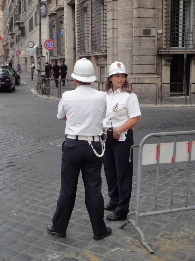 初めてのローマ その5(イタリア・スペイン・ポルトガル・オランダ 12日間の旅 その4-5）街歩き③ おしゃれ! "ローマのおまわりさん"