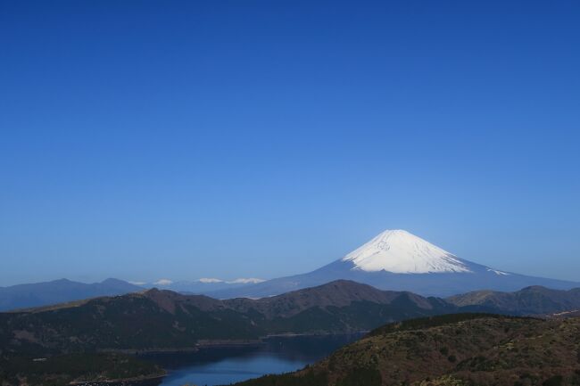 箱根の大観山へ。<br />この日は富士山の周りに雲一つない珍しい日だったので<br />写真を撮りまくりました。<br />このように見えるのも午前中のみだと思います。<br />富士山の周りは雲一つないので、この後の予定を変更し<br />芦ノ湖スカイラインをドライブすることにしました。<br />