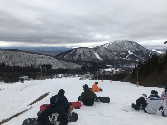2月は北海道で上質のパウダーを楽しみましたが、3月はどこにも行っていない。12、13と連休の予定も12日は仕事が入って身動き取れず。それでも13日は滑ろうかと思うものの、日帰り圏内の天気予報は雨マークばかり。う~ん、と思っていたところ、北志賀竜王は雪マーク。そういえば北志賀は行ったことなかったっけ。微妙なところだけど、一度行ってみよう。ちょうど池袋からオリオンツアーの日帰りバスが出ていたので、レンタルセット付きプラン(9000円)を申し込む。さてさてどうなるか