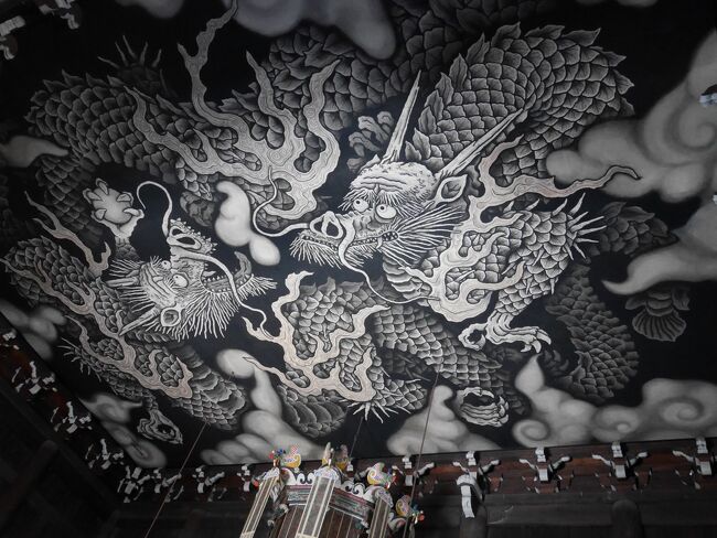 京都旅行2日目は祇園からAKAGANEリゾートで昼食、八坂の塔を眺め安井金比羅宮、建仁寺で風神雷神図を堪能。<br />新しい襖絵や双竜図など非常に満足度の高い寺です。<br />周辺では八坂の塔から高台寺がSNS映えするから、京都初心者の若者中心に混んでいます。<br />大人は建仁寺に行きましょう(笑)