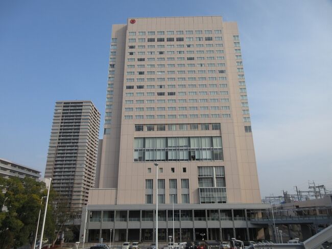 コロナ惨禍のため海外旅行に行けなくなってしまったので妻と2人で「全国お城巡り」をすることにしました。その第1弾が広島城と岡山城です。<br /><br />宿泊地にマリオットやヒルトンホテルがあれば私がホテルを決め、それらのホテルがなければ妻が自由にホテルを決める、という夫婦の約束で決行となりました。<br /><br />広島にはマリオット系の「シェラトングランドホテル広島」があります。私は迷わずこのホテルを予約しました。しかし、高いですね。3月15日月曜日だというのにボトムで2名利用の室料23800円(税・サ込)。広島市内の他のホテルが激安なので高額料金が目立ちます。<br /><br />しかし、いいこともありました。このホテルはマリオットのスイートナイトワード(注)が申請できるので、事前に応募しておきました。すると、宿泊日の5日前に「クラブ・コーナースイートルーム」アップの確約メールがきました。<br /><br />注:マリオット系ホテルに年間50泊すると5泊分のスイートナイトアワードがもらえます。ただし、この特典を適応していないマリオット系ホテルは多く、申請してもダメな場合が多いです。期待せずに待ちましょう。