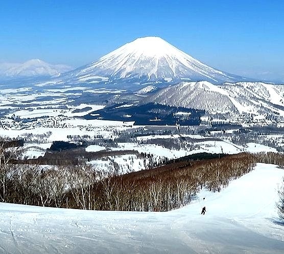 2021年は、引き続きコロナ禍の中、2度目の緊急事態宣言とともにスタート。海外旅行が出来ないので、たまったマイルを使うためにも、北海道でスキーをするチャンスをうかがうが、なかなか宣言が解除されない。3月になると、北海道には珍しく晴れマークが連続で並ぶ予報。旭川行きの便が大幅に減便されているせいか、直近では解除前の一日しか空席がなく宣言が明ける予定の7日以降も空席がない。年齢的（二人とも73歳）に今回を逃すわけにはいかないと、フライングぎみに解除予定より数日早く出発することにした。しかも欲張って富良野、ニセコ、ルフツの3か所を滑る予定に。旅の途中で宣言が解除されるはずだったのが、それも延長。結局、宣言下の7泊8日のスキー旅行になってしまいました。<br />第四部は、最後のスキーエリア・ルスツを二日にかけて滑り、そのあと洞爺湖に立ち寄った時の旅行記です。ルスツは二日目が快晴に恵まれ、北海道スキーの最後を飾ることが出来ました。（表紙写真は、イーストゲレンデと羊蹄山）