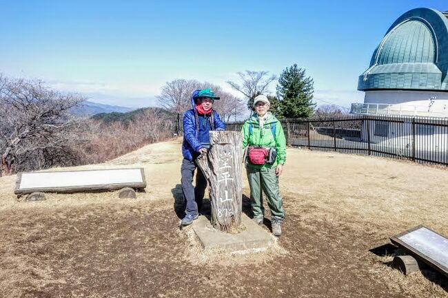 今年(2021年) 2月23日に埼玉県の外秩父にある「剣ヶ峰～堂平山～笠山」の３坐縦走を友人と2人でしました。<br />このコースは、例年「東武鉄道」が4月に主催する「外秩父七峰縦走ハイキング大会」のコースの一部に当たります。<br /><br />しかし、「新型コロナウィルス」の蔓延で、昨年はこの大会が中止されました。<br />私たちは、今回コースの一部を逆コースで縦走しました。<br />コース中、最高所の「剣ヶ峰(876m)」を先に登り、標高がほぼ同じ「堂平山」(875.8m)を経て、「笠山神社(842m)」へと歩きました。<br /><br />「登山計画」を「ヤマレコ」のサイトで作成し、「ヤマレコのデータ」を「地図ロイド」にダウンロードして、現地での「山ナビ」(地図で道案内出来る地図アプリ=ヤマレコ、ヤマップ等)として利用しました。<br /><br />コース途中、２か所「道迷いしそうな所」がありましたが、「山ナビ」のお陰で無事登山し、「山行記録」も出来ました。<br />今や、紙の地図とコンパスだけでなく、「スマホ」に「山ナビ」の用意が道迷い防止に必須アイテムです！<br /><br />【注】「ヤマレコ」の「山行記録」の設定を「一般公開」としました。<br />　※下の「URL」をクリック(タップ)すると「ヤマレコ」のページにジャンプします！<br />　　 https://www.yamareco.com/modules/yamareco/detail-3005077.html<br />　  是非ご覧下さいませm(__)m<br />