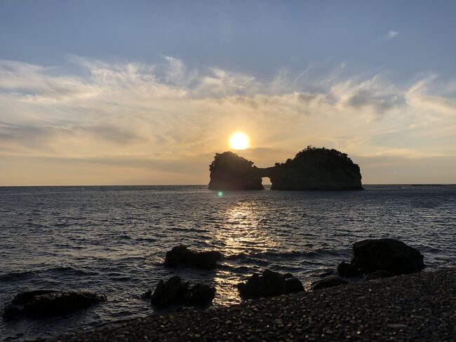 マイレージから転換したeJALポイントを使って南紀白浜へ。<br />紀伊田辺にある南方熊楠顕彰館と白浜の南方熊楠記念館を回った。<br />南方熊楠は、和歌山県に生まれた知の巨人。博物学者、生物学者、民俗学者。<br />生物学者としては粘菌を中心に、キノコ、藻類、コケ、シダなどの研究で知られる。<br />粘菌については、和歌山県を訪れた昭和天皇に自らの採取した粘菌の標本をキャラメルの空き箱に入れて献上し、ご進講している。<br />よほど印象が深かったと見え、30数年後に和歌山県を訪れた昭和天皇は、<br />『雨にけふる神島(かしま)を見て紀伊の國の生みし南方熊楠を思ふ』<br />と和歌を詠んでいる。
