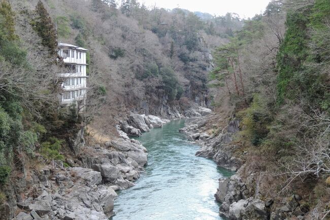 ご覧いただきありがとうございます。<br /><br />飯田線乗りつぶしもいよいよ終盤。急峻な地形の間をくぐり抜ける秘境区間を越え、両側に山々が連なる雄大な景色を楽しめる区間に入ります。<br /><br />飯田線乗りつぶし旅<br />① https://4travel.jp/travelogue/11682170<br />② https://4travel.jp/travelogue/11682937