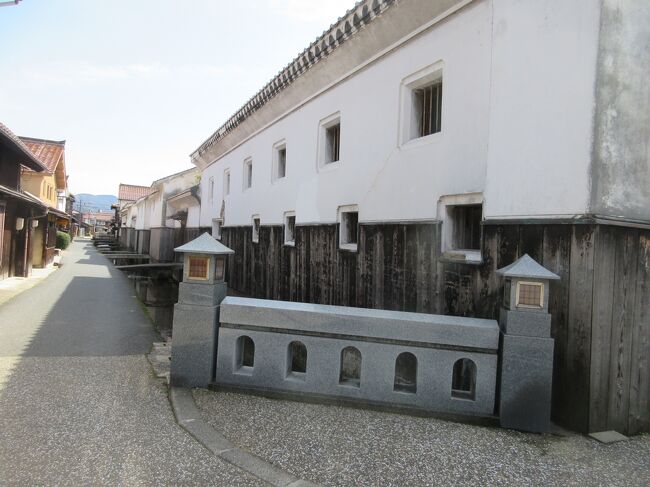 白壁赤瓦で知られる倉吉の町を散策しました。町筋はほぼ枡形に道が通っていてスッキリしています。古民家の佇まいを保ちながら若い人達にも対応する工夫も見られるように思いました。<br /><br />【倉吉市打吹玉川 伝統的建造物群保存地区】案内書によると…<br />伝統的建造物群とは、文化財として価値が高い歴史的な集落や町並みを指します。この町並みは、価値ある古い建物や塀・石橋などがあるだけでなく、そこに暮らす人々が長い間をかけて育んできたものです。<br /> <br />倉吉のシンボルとなっている打吹山の北、玉川沿いには、白壁土蔵群や甍(赤瓦)が広がっています。 この町並みは、室町時代に作られた打吹城城下町が原型となり、江戸時代には陣屋町として整備されました。 <br />玉川に架けられた石橋や、赤い石州瓦に白い漆喰壁の落ちついた風情のある町並みを歩くと、時間がゆっくり流れていくように感じられます。<br /> <br />■ 倉吉市打吹玉川伝統的建造物群保存地区<br />■ かおり風景100選<br />■ 美しい日本の歴史的風土100選