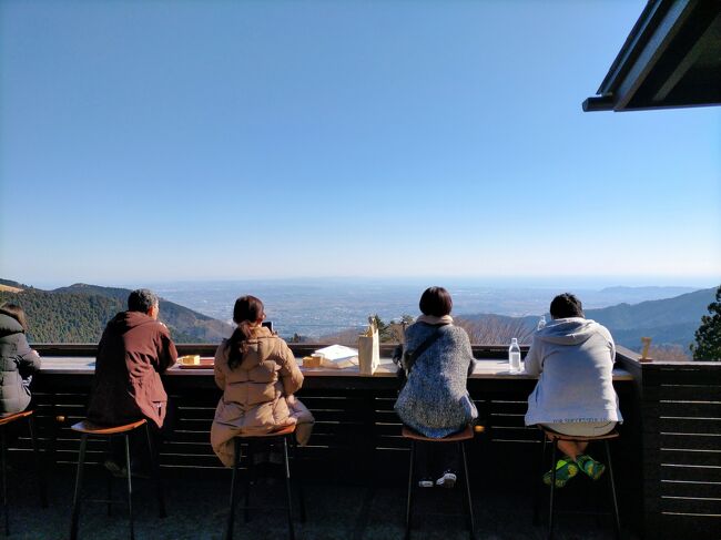 コロナが世界的に感染拡大してから早1年。<br />一向に収束の気配がない状態が続いていて、その影響で山に登り機会が激減しました。<br />そんな状況の中、大山阿夫利神社と大山寺に、コロナの収束祈願もかねて7年ぶりに大山に登ることに。<br />きっかけになったのはＴＶで紹介されているのを見た大山阿夫利神社下社の絶景カフェ。<br />女房がそこに行ってみたいとのことでしたが、都合が合わず私一人での偵察になりました。<br />帰りに大磯まで足を延ばして散策してきました。