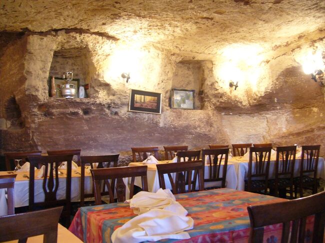 2007年の旅行記。カッパドキアでは洞窟ホテルに宿泊し、気球で空から奇岩地帯を遊覧しました。イスタンブールではモスク巡りとボスポラス海峡をクルーズしました。町中にコーランが流れ、完全に別世界でした。景色も建物や町、食事もとにかく素晴らしいところです。