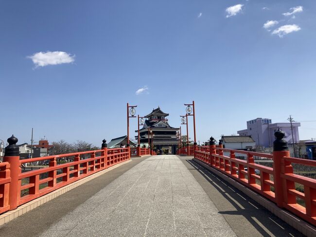 昨年の今頃訪れた時は緊急事態宣言中で閉館していた清洲城。<br />再度の緊急事態宣言も解除となり桜にはまだ早いかとも思いながら空いている間にと、暖かい日差しの中ビューンと行って来ました。<br />清洲城は名古屋市の隣の清須市にあります。<br />清須市には清須と清洲と両方使うことがありちょっとややこしいです。<br /><br />清洲城は1405年、稲沢市の下津城の別郭として建てられたのが始まりとか。<br />1555年に織田信長が入城。本能寺の変で自害した後、後跡継ぎ問題の会議が行われ(清洲会議と言い映画にもなりました)<br />後継者は信長の長男信忠に決まり、その後豊臣秀吉の家来である福島正則、徳川家康の四男松平忠吉、九男の徳川義直が入城<br />1609年、徳川家康によって清須から名古屋へ都が移されたと同時に清洲城は取壊し名古屋城築城。<br /><br />1989年(平成元年)外観や規模をモデルに復元されました。<br />まだ新しいのでとても綺麗でこじんまりとしたお城です。<br />織田信長がここから天下統一への一歩を。どんな思いだったのでしょうか<br /><br />そして千と千尋の神隠しの湯屋のモデルになった?とも噂があり、千と千尋の映画も思い浮かべ・・<br />戦国時代と千尋、頭の中が忙しかったです(笑)<br />