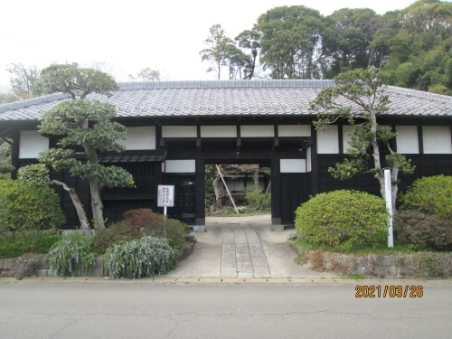 ※私有地のため、敷地内・居住区域には絶対に立ち入らないでください。見学は外側のみでお静かにお願いいたします。<br />安蒜家長屋門は、その棟札(むなふだ)から天保11年(1840年)に建てられたことがわかります。下総地方西部の長屋門のうちでは、最も古いものの一つで、松戸市内に現存する長屋門の中でも規模が大きく、建築年代、施工大工が明確であり、江戸末期の建築技術を伝えるものとして貴重なものです。構造及び規模は、木造・寄棟造(よせむねづくり)・瓦葺(かわらぶき)で桁行(けたゆき)14.78メートル、梁行(はりゆき)4メートルです。