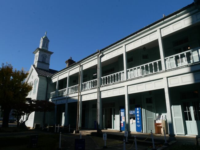 午前中に平和公園と風頭山の観光を終えてお昼ご飯の為に新地中華街へ。<br />ここでJALのびっくりオプション九州お得クーポンを使ってランチ。<br />このクーポン、なんと100円で有名店のちゃんぽんや皿うどんが食べられる名前の通りびっくりΣ(゚Д゚)なクーポン。<br />JALのダイナミックパッケージを利用した人だけが購入できる。<br />夏の函館旅行でもこのクーポンのお得さにびっくりしたけど今回も同様にびっくり。<br />どう考えても赤字だと思うけど、ありがたく使わせていただく。<br />その後は出島の観光。<br />出島の場所がイマイチ分かってなかったけど行ってみるとホテルからめっちゃ近かった。<br />ほぼ全てが再建の出島だけどそれはそれでなかなか楽しい。<br />歴史テーマパークみたいな空間。<br />余った時間でお寺に行ったり、長崎のミルクセーキを飲んだり出発までの時間はいつも通り盛りだくさん。<br />そして旅が終わって数か月後には思わぬサプライズが!<br />詳細は旅行記をどうぞ。<br />