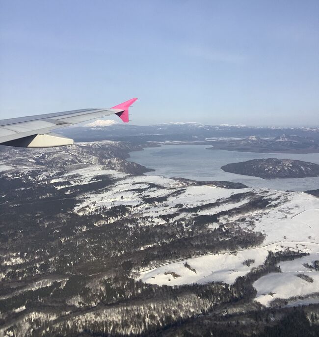 ぽっかり空いた週末、東京から脱出したくて1週間後のPeachを予約して女満別空港へ。<br />LCCならこんな直前の予約でも往復で13000円くらい。女満別で何ができるか調べてみると、流氷観光船、網走監獄は知ってたけど、オホーツク流氷館、北方民族博物館も近くにあり、それらの観光ポイントを結ぶ路線バスが走ってる。久しぶりに雪景色も見たいなと、桜満開の東京を出発しました。