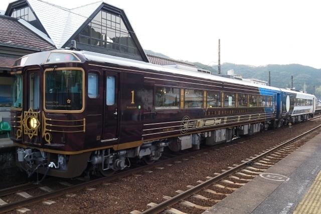 ■高知八幡宮<br />https://www.kochi-hachimangu.com/<br /><br />■高知城歴史博物館<br />https://www.kochi-johaku.jp/<br /><br />■喫茶SPOON<br />https://tabelog.com/kochi/A3901/A390101/39002532/<br /><br />■中嶋製パン<br />https://www.instagram.com/nakazimapan/<br /><br />■喫茶モンマルトル<br />https://tabelog.com/kochi/A3901/A390103/39001527/<br /><br />■志国土佐 時代の夜明けのものがたり<br />https://www.jr-shikoku.co.jp/yoakenomonogatari/<br /><br />■喫茶ぽえむ<br />https://tabelog.com/kochi/A3901/A390101/39002407/
