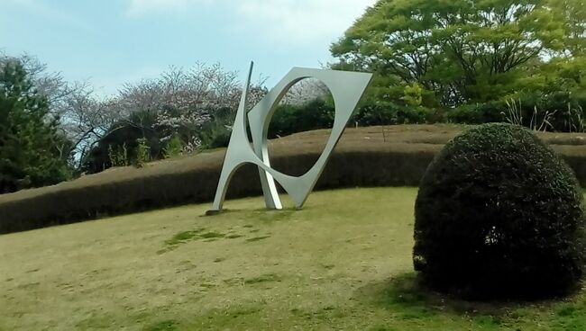 草薙にある静岡県立美術館を訪れました。その後、興津に行き清見寺と興津坐漁荘を見学してきました。いずれも静かで、歴史を感じる建物を見ることができました。