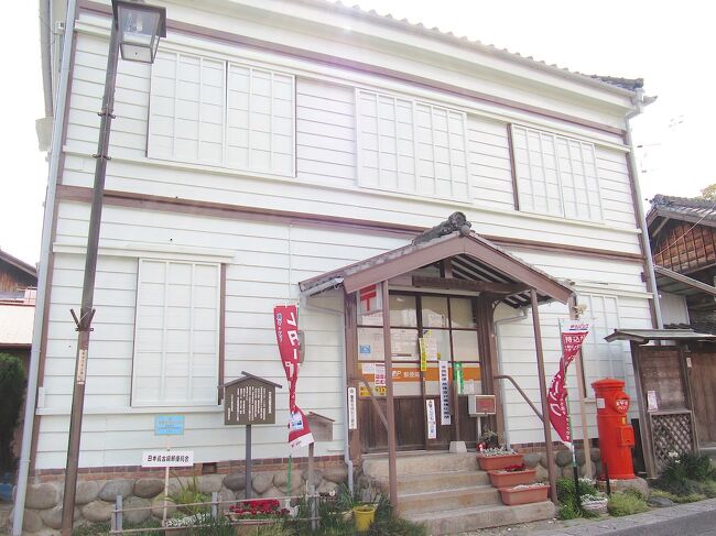 海外旅行は不可能、国内旅行も難しく、観光で県をまたぐ勇気も出ないので、<br />満開の桜の下、江戸時代から昭和三十年代まで知多木綿の生産地として<br />栄えた知多市 岡田地区を静かに散策しました。<br /><br />・竹内久良男邸の洋風蔵<br />・旧岡田医院(雅休邸)<br />・旧中七木綿本店<br />・開戸東組防空壕跡<br />・竹内康裕邸となまこ壁の蔵<br />・旧竹内虎王商店木綿蔵(木綿蔵ちた)<br />・知多岡田簡易郵便局