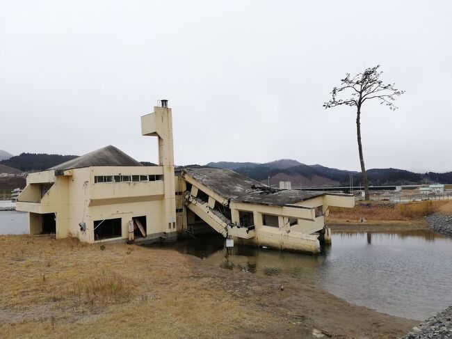 弾丸海外の旅とか、マニアックな国内の旅を好む私ですが、<br />たまには「ベタ」(関西芸人がいうところの定番中の定番の意)<br />な観光地を訪れることがあります。<br />今回は、宮城県&岩手県の「南三陸&気仙沼&陸前高田&気仙沼ホルモン&せりうどん」をご紹介します。<br />youtubeチャンネル<br />https://www.youtube.com/channel/UCNr4mIN6HdURGFu03WUrSpA<br /><br />★「ベタ」な観光地シリーズ<br /><br />利尻島(ペシ岬・オタトマリ沼)&礼文島(桃岩)&チャーメン(北海道)<br />https://4travel.jp/travelogue/11675230<br />稚内(宗谷岬・大沼・氷雪の門・ノシャップ岬)&サロベツ原野&たこしゃぶ(北海道)<br />https://4travel.jp/travelogue/11674774<br />釧路湿原&霧多布&東根室駅&納沙布岬&春国岱&風連湖&尾岱沼&エスカロップ(北海道)<br />https://4travel.jp/travelogue/11681629<br />野付半島&トドワラ&開陽台&摩周湖&屈斜路湖&硫黄山&阿寒湖&オンネトー(北海道)<br />https://4travel.jp/travelogue/11681941<br />美瑛(望岳台・青い池)&サーモンパーク千歳&支笏湖&旭川ラーメン(北海道)<br />https://4travel.jp/travelogue/11675732<br />幸福駅&愛国駅&ばんえい競馬&豚丼&インデアンカレー&ほっきめし(北海道)<br />https://4travel.jp/travelogue/11680924<br />積丹半島&洞爺湖&有珠山&昭和新山&ジンギスカン&えびそば(北海道)<br />https://4travel.jp/travelogue/11682793<br />ニセコ(北海道)<br />http://4travel.jp/travelogue/10557930<br />美瑛&青い池(北海道)<br />https://4travel.jp/travelogue/10417987<br />幸福駅&ばんえい競馬(北海道)<br />http://4travel.jp/travelogue/10417731<br />高山稲荷神社&鶴の舞橋(青森)<br />https://4travel.jp/travelogue/11404300<br />下北半島(青森)<br />http://4travel.jp/traveler/satorumo/album/10437472/<br />岩木山&こみせ(青森)<br />http://4travel.jp/travelogue/10557256<br />田んぼアート(青森)<br />http://4travel.jp/travelogue/10993533<br />弘前&十二湖(青森)<br />http://4travel.jp/traveler/satorumo/album/10490992/<br />平泉&伊豆沼・内沼の白鳥&松島(岩手&宮城)<br />https://4travel.jp/travelogue/11499615<br />南三陸&気仙沼&陸前高田&気仙沼ホルモン&せりうどん(宮城&岩手)<br />https://4travel.jp/travelogue/11684305<br />石巻(日和山公園)&金華山&石巻焼きそば&牛タン&笹かまぼこ&萩の月(宮城)<br />https://4travel.jp/travelogue/11678547<br />多賀城(宮城)<br />http://4travel.jp/traveler/satorumo/album/10688179/<br />仙台光のページェント(宮城)<br />http://4travel.jp/travelogue/11207650<br />宮城蔵王キツネ村(宮城)<br />https://4travel.jp/travelogue/11345894<br />妙乃湯温泉&十和田プリンスホテルに泊まる角館&田沢湖&乳頭温泉<br />&十和田湖(秋田)<br />https://4travel.jp/travelogue/11600220<br />秋田竿灯まつり(秋田)<br />http://4travel.jp/travelogue/10941648<br />上山温泉“古窯”&蔵王お釜(山形)<br />https://4travel.jp/travelogue/11618311<br />山寺(山形)<br />http://4travel.jp/traveler/satorumo/album/10785796<br />蔵王&天元台(山形)<br />http://4travel.jp/travelogue/10571930<br />蔵王樹氷(山形)<br />http://4travel.jp/traveler/satorumo/album/10450750/<br />天童の人間将棋(山形)<br />http://4travel.jp/traveler/satorumo/album/10768677<br />海鮮食べ放題バスツアー (山形)<br />http://4travel.jp/travelogue/11048424<br />松島海岸(五大堂)&霞城公園&山寺&笹かまぼこ&牛タン&萩の月(山形・宮城)<br />https://4travel.jp/travelogue/11673038<br />月山&山形花笠まつり&仙台七夕(山形・宮城)<br />http://4travel.jp/traveler/satorumo/album/10557069/<br />“るーぷる仙台”で市内観光&牛タン&仙台大観音(宮城)<br />https://4travel.jp/travelogue/11642389<br />裏磐梯&会津若松(飯盛山・鶴ヶ城)&旧熱塩駅&ソースカツ丼&喜多方ラーメン(福島)<br />https://4travel.jp/travelogue/11677684<br />カシマサッカースタジアム&真壁(茨城)<br />http://4travel.jp/travelogue/10556710<br />日光(東照宮・二荒山神社・輪王寺・中禅寺湖・戦場ヶ原・杉並木・日光ゆば)(栃木)<br />https://4travel.jp/travelogue/11680179<br />日光東照宮(栃木)<br />http://4travel.jp/traveler/satorumo/album/10428289/<br />奥日光(栃木)<br />http://4travel.jp/traveler/satorumo/album/10420786/<br />浅間山・伊香保・赤城(群馬)<br />http://4travel.jp/traveler/satorumo/album/10422735/<br />休園中の東京ディズニーリゾート(千葉)<br />https://4travel.jp/travelogue/11637906<br />迎賓館&参議院(東京)<br />https://4travel.jp/travelogue/11351073<br />日本橋(東京)<br />http://4travel.jp/traveler/satorumo/album/10441213/<br />羽田空港国際線ターミナル(東京)<br />http://4travel.jp/traveler/satorumo/album/10539371/<br />皇居乾通り 一般公開 (東京)<br />http://4travel.jp/travelogue/11024669<br />汐留&築地市場&浅草サンバカーニバル&お台場(東京)<br />http://4travel.jp/travelogue/11176644<br />御徒町&根津・千駄木下町まつり(東京)<br />http://4travel.jp/travelogue/11193818<br />GoTo利用で、港の見える丘公園&山下公園&川崎大師&サンマーメン&崎陽軒&ペルー料理(神奈川)<br />https://4travel.jp/travelogue/11683577<br />横浜中華街(神奈川)<br />http://4travel.jp/travelogue/11017433<br />JR鶴見線&沖縄・ブラジルタウン(神奈川)<br />http://4travel.jp/travelogue/11174874<br />甲府&勝沼(山梨)<br />http://4travel.jp/travelogue/10448050<br />新倉山浅間公園(山梨)<br />https://4travel.jp/travelogue/11402660<br />志賀高原(蓮池・横手山・渋峠)&地獄谷野猿公苑&渋温泉(長野)<br />https://4travel.jp/travelogue/11671297<br />上高地&乗鞍(長野)<br />https://4travel.jp/travelogue/11669121<br />御柱祭(長野)<br />http://4travel.jp/travelogue/11137940<br />白馬&志賀高原(長野)<br />http://4travel.jp/travelogue/10472912<br />妙高高原(苗名滝・燕温泉・いもり池)&長野電鉄ゆけむり&信州そば&馬刺し(新潟&長野)<br />https://4travel.jp/travelogue/11671894<br />高岡&氷見&べるもんた&花嫁のれん&氷見うどん&寿司くいねぇ(富山&石川)<br />https://4travel.jp/travelogue/11675989<br />五箇山(相倉)&金沢おでん&治部煮(富山&石川)<br />https://4travel.jp/travelogue/11669969<br />大井川の吊橋 “青部の吊橋&塩郷の吊橋&両国吊橋”(静岡)<br />http://4travel.jp/travelogue/11018704<br />熱海(静岡)<br />http://4travel.jp/traveler/satorumo/album/10448691/<br />平湯温泉&高山&古川&白川郷&朴葉味噌&飛騨牛寿司(岐阜)<br />https://4travel.jp/travelogue/11669908<br />樽見鉄道、養老鉄道で谷汲山華厳寺(岐阜)<br />https://4travel.jp/travelogue/11518114<br />近鉄特急“しまかぜ“で行く伊勢志摩(三重)<br />https://4travel.jp/travelogue/11641207<br />鶏焼肉&鬼ヶ城&熊野那智大社&那智滝&紀伊勝浦(三重&和歌山)<br />https://4travel.jp/travelogue/11661658<br />琵琶湖遊覧船“ミシガン“&坂本&三井寺&石山寺&しじみ料理(滋賀)<br />https://4travel.jp/travelogue/11658185<br />琵琶湖テラス&近江舞子&焼鯖そうめん&彦根城(滋賀)<br />https://4travel.jp/travelogue/11658781<br />比叡山延暦寺(滋賀)<br />http://4travel.jp/traveler/satorumo/album/10520650/<br />五山送り火&石清水八幡宮(京都)<br />https://4travel.jp/travelogue/11591927<br />北野天満宮(京都)<br />http://4travel.jp/travelogue/10647630<br />祇園(京都)<br />http://4travel.jp/traveler/satorumo/album/10425367/<br />南禅寺&永観堂(京都)<br />https://4travel.jp/travelogue/11347150<br />百舌鳥・古市古墳群 -古代日本の墳墓群-(大阪)<br />https://4travel.jp/travelogue/11617730<br />休園中のユニバーサル・スタジオ・ジャパン(大阪)<br />https://4travel.jp/travelogue/11635175<br />太陽の塔(大阪)<br />https://4travel.jp/travelogue/11401104<br />駅裏登山道からの竹田城跡&舞鶴赤れんがパーク&舞鶴肉じゃが(兵庫&京都)<br />https://4travel.jp/travelogue/11661320<br />姫路城&明石(兵庫)<br />https://4travel.jp/travelogue/11613889<br />西村屋ホテル招月庭に泊まる城崎温泉(兵庫)<br />https://4travel.jp/travelogue/11476360<br />余部鉄橋&城崎温泉(兵庫)<br />http://4travel.jp/travelogue/10996105<br />余部鉄橋(兵庫)<br />http://4travel.jp/traveler/satorumo/album/10449422/<br />城崎温泉&餘部鉄橋&鳥取砂丘&牛骨ラーメン&とうふちくわ&白バラコーヒー(兵庫&鳥取)<br />https://4travel.jp/travelogue/11659859<br />飛鳥&長谷寺&室生字&三輪そうめん&柿の葉寿司&葛餅(奈良)<br />https://4travel.jp/travelogue/11672622<br />近鉄特急「ひのとり」で奈良公園(奈良)<br />https://4travel.jp/travelogue/11640199<br />室生寺&今井町&飛鳥(奈良)<br />https://4travel.jp/travelogue/11533691<br />東大寺&奈良公園(奈良)<br />http://4travel.jp/traveler/satorumo/album/10531427/<br />高野山&南海電鉄「こうや」&「天空」&極楽橋駅&ごま豆腐(和歌山)<br />https://4travel.jp/travelogue/11668540<br />ホテル浦島&潮岬&めはりずし&茶飯&金山寺味噌(和歌山)<br />https://4travel.jp/travelogue/11662693<br />ハワイ海岸&倉吉土塀の街&恋山形駅&宮本武蔵の里&平福(鳥取&岡山&兵庫)<br />https://4travel.jp/travelogue/11660447<br />松江(松江城・宍道湖の夕日・竹島資料館)&出雲大社&&出雲そば(島根)https://4travel.jp/travelogue/11676973<br />三瓶山&石見銀山(大森)&琴ヶ浜&日御碕&大社駅&出雲ぜんざい(島根)https://4travel.jp/travelogue/11677332<br />尾道&大久野島&尾道ラーメン(広島)<br />https://4travel.jp/travelogue/11663945<br />原爆ドーム(広島)<br />http://4travel.jp/traveler/satorumo/album/10450820/<br />元乃隅稲荷神社&角島大橋(山口)<br />https://4travel.jp/travelogue/11301055<br />阿波踊り(徳島)<br />http://4travel.jp/travelogue/10588585<br />https://4travel.jp/travelogue/11423710<br />寛永通宝の琴弾公園(香川)<br />http://4travel.jp/traveler/satorumo/album/10450806/<br />伊予大洲&内子&松山&鯛そうめん(愛媛)<br />https://4travel.jp/travelogue/11666583<br />瀬戸内しまなみ海道サイクリング&内子&米博物館(愛媛)<br />http://4travel.jp/travelogue/10559650<br />高知&鰹タタキ&ウツボ料理&鯨料理&ドロメ(高知)<br />https://4travel.jp/travelogue/11666867<br />四万十川(高知)<br />https://4travel.jp/travelogue/11645952<br />門司港(福岡)<br />http://4travel.jp/traveler/satorumo/album/10422286/<br />三井三池炭鉱 宮原坑&専用鉄道敷跡 (福岡)<br />http://4travel.jp/travelogue/11131058<br />島原半島・神代小路&淡島神社&島原&原城(長崎)<br />https://4travel.jp/travelogue/11645032<br />東山手&グラバー園&大浦天主堂&平和公園(長崎)<br />https://4travel.jp/travelogue/11644090<br />佐世保&出島(長崎)<br />https://4travel.jp/travelogue/11643912<br />軍艦島 (長崎)<br />http://4travel.jp/travelogue/11067774<br />奄美大島(あやまる岬・土盛海岸・マングローブパーク・奄美パーク)&油そうめん&鶏飯&あくまき (鹿児島)<br />https://4travel.jp/travelogue/11673482<br />慶良間諸島“阿嘉島”&消失したばかりの首里城(沖縄)<br />https://4travel.jp/travelogue/11620294<br />沖縄本島(沖縄)<br />http://4travel.jp/traveler/satorumo/album/10475825/<br />慶良間諸島 “座間味島”(沖縄)<br />http://4travel.jp/travelogue/11012275<br />石垣島(沖縄)<br />https://4travel.jp/travelogue/11531414<br />竹富島&小浜島(沖縄)<br />https://4travel.jp/travelogue/11531939
