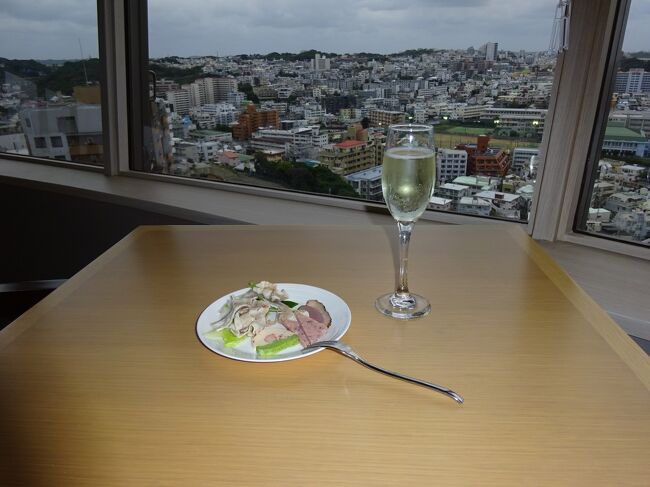 1月に続いて,今年2回目の沖縄に出掛けてきました。<br />旅の目的はホテルのラウンジステイ,今回はエグゼクティブルームがお安い価格で出ていたノボテル沖縄那覇にしました。<br />飛行機はステイタスの維持を考えて赤組のJAL,普通席の予約だったもののファーストクラスでのシャンパンを目指して当日のUGを狙ったのですが,往復ともに願いは叶いませんでした。<br />旅の費用は,ホテルが2泊で20,384円,航空券は往復で19,020円,合計で39,404円となりました。…今回は個人手配でしたが,同レベルと思われる1月旅に比べて1万円安くなりました。<br /><br />旅行記の方は,撮った写真を3等分した結果として,それぞれのカクテルタイムが次回送りとなりました。お手数をお掛けしますが,3回シリーズでご覧になって戴ければ幸いです。<br /><br />・3月22日(月)<br />8:50 羽田空港着,F席の空席待ちS3。9:00 DPラウンジ南,スープサーバーが供用開始。10:40 DPラウンジ北へホッピング。11:20 羽田発 JL915,普通席も満席。15:10 那覇着(延着)。15:40 125番バスで国際通りを経由してホテルへ。16:15 ノボテル沖縄那覇着。16:20 ラウンジにてチェックイン。16:50 ティータイム。18:00 カクテルタイム。<br /><br />・3月23日(火)<br />8:40 朝食@アヴァンセ。11:35 徒歩にて国際通りへ。12:10 豆腐餻購入@牧志市場。12:15 昼食@やっぱりステーキ。12:50 9番バスでホテルへ。15:00 インフィニティプール,寒いのでベンチウォーム。17:20 ティータイム。18:00 カクテルタイム。<br /><br />・3月24日(水)<br />7:10 朝食@アヴァンセ。8:10 チェックアウト,徒歩にて安里へ。8:30 ゆいレールで空港へ。8:50 那覇空港着,F席の空席待ちS15。9:00 DPラウンジ。11:25 那覇発 JL904。13:40 羽田空港着。