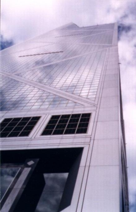 コロナウイルス（COVID-19）で何処にも行けないので、1990年、イギリス領で中国返還前に気の合った仕事仲間と行った香港ツアーをUP。<br />セピア色の画像ですm( _ _ )m<br />当時の中国銀行（香港）タワーの建物がこの年に完成したばかりのオープン前で営業していない状態で見に行きました。<br /><br />日本人の海外渡航が本格的に始まったのは70年代で、90年には約1000万人を超え、団体旅行がブームとなった。<br />　80年代後半、香港旅行で人気だったのは「洋上レストラン・ジャンボ」のほか、香港島の庭園「タイガーバームガーデン」(2000年に閉鎖)や鳥の売り買い通り「バード・ストリート」（2000年頃に移転し、バード・ガーデンと名称変更）などで、現在はもう存在すらしない、古きよき時代の香港を感じさせられるスポットが多かった。