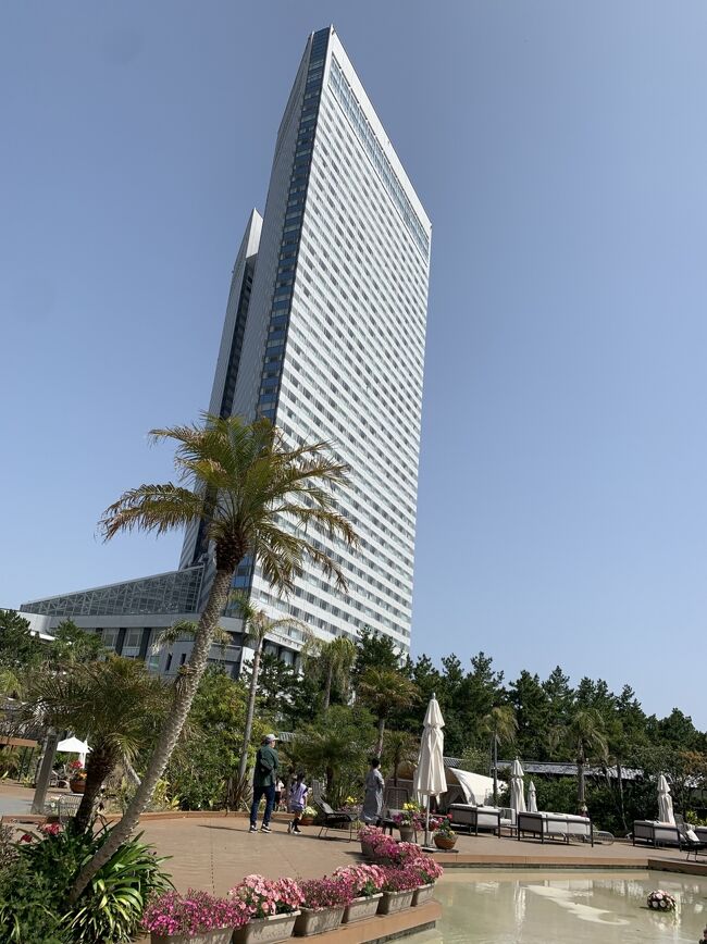 宮崎にあるシーガイアリゾートのシェラトングランデオーシャンリゾートホテルへ2泊3日<br />さまぁ~リゾートの放送見て絶対行きたいと思って今回泊まる事ができ、クラブフロアは絶対泊まる価値のあるとても素敵なホテルでした<br />観光も近場でこなして、ホテルライフも満足できる宮崎旅行となりました