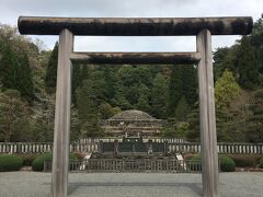 桜を眺めながら武蔵野御陵に参拝しました