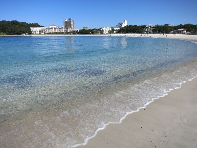 「熊野三山御朱印巡りと温泉三昧一人旅」も５日目、とうとう最終日となりました。<br />今は波音が聞こえる部屋にいるのに、今夜は自宅で寝るのかと思うと、テンション下がりますね…<br /><br />「旅のしおり」では、午前中に「三段壁」に行き洞窟見学をした後ホテルに戻り、空港に向かう時間まで「白良浜」を散策となっています。飛行機は13：05発なので午前中はフルに使える感じですので、ラスト半日、思いっきり南紀白浜を満喫しましょ～う。<br /><br />というわけで、まずは温泉宿泊のテッパン、朝風呂です。ここ「白良荘グランドホテル」は、白良浜に面した「眺望の湯 潮風」と海の見えない「磯辺の湯 松風」があるのですが、男女入れ替え制になっていて、今日の朝は「眺望の湯 潮風」は男湯になっていました。昨日は午後から夜が女湯になっていたのですが、夕日を見て暗くなってからホテルに戻ったので、「眺望」は楽しめず、海を見ながらのお風呂は叶いませんでした。ちょっと心残りです…。<br />ま、海は見えずとも温泉は気持ちよく、朝風呂を楽しんだあとは、昨夜コンビニで買ったおにぎりとサラダで朝食を済ませました。<br /><br />今回の旅の宿は、楽天トラベルを通して予約したのですが、このホテルだけ楽天トラベルでは満室だったので、ブッキングドットコムを使いました。そして、これが残念な結果を招きました。宿泊自体には問題なかったのですが、チェックアウト時にGoToトラベルの地域共通クーポンを使おうとした時にトラブルが…。ブッキングドットコム経由の予約ではクーポンは紙でなく電子クーポン。それを使おうと、スマホの画面を操作したのですが、何がどうなっているのかクーポンが表示されず…。ホテルに着いた時に表示されるか確認した時には、ちゃんと表示されたのに…。ホテルのフロント担当の人も、いろいろ操作してくれたのですが、やっぱりダメ。時間ばかりたっちゃうので、3500円分のクーポンを諦めてしまいました。未だに何故表示されなかったのかわかりませんが、到着時に表示させた時に、使用したと認識されてしまったかも…。<br />と、出だしからトラブッてしまいましたが、荷物をホテルにあずけて、ホテルの前の白浜バスセンターからバスで「三段壁」へ。<br />朝からいろいろあったけど、「熊野三山御朱印巡りと温泉三昧一人旅」の最終日はどんな一日になるのやら～<br />