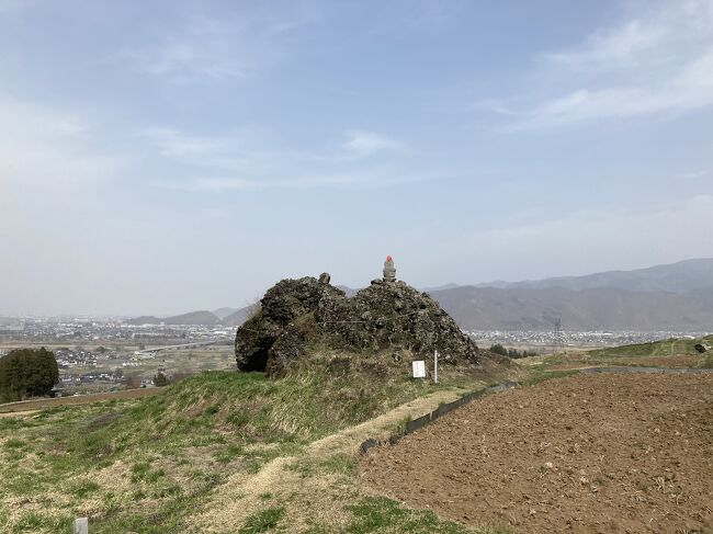 長野県千曲市を1泊2日、主に、姨捨エリア、城山史跡公園エリア、稲荷山エリアを散歩しました（宿泊は戸倉上山田温泉）。<br /><br />近くには、長野市、上田市といった大観光地があるのですが、今回は家族が興味を持ちそうにない、少し渋めなエリアを一人旅しました。散策にあたっては、このサイトが大変参考になりました。<br />https://chikuma-kanko.com/<br /><br />【3月30日（火）1日目】←この旅行記！<br />・特急あずさで松本駅に到着～蕎麦のお店「榑木野 駅舎店」で昼食。<br />・松本駅から篠ノ井線で姨捨駅へ。<br />・姨捨駅～「姨捨の棚田」～「四十八枚田」～「長楽寺」と散策し、姨捨駅に戻る（トータル1時間半位）。<br />・バスで戸倉上山田温泉まで行き、宿泊。<br /><br />【3月31日（水）2日目】<br />《パート1: 城山城址公園エリア》<br />・しなの鉄道の戸倉駅から、「千曲市城山史跡公園」までタクシーで。付近の「善光寺大本願別院」なども参拝。<br />《パート2: 稲荷山エリア等》<br />・徒歩とバスで、稲荷山地区へ。古い街並み等を散策（「千曲市稲荷山宿・蔵し館」～「長雲寺」～桜の名所「治田公園」）<br />・バスとしなの鉄道で、再び戸倉駅へ戻り、昼食は「蕎麦料理處 萱」で蕎麦。<br />《パート3: 坂城エリア》<br />・さらに、しなの鉄道の坂城駅で途中下車し、旧宿場町の名残を見学。<br />・しなの鉄道と新幹線で東京へ戻りました。<br /><br />以上、充実した旅でした。もともとは、好きな作家、井上靖の短編小説『姨捨』を読んで関心を持ったのがきっかけでしたが、それにとどまらず、見所の多いエリアでした！