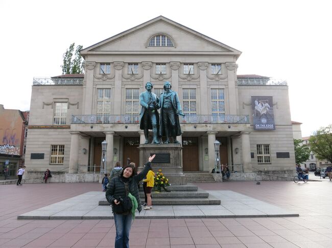 2019年5月9日（木）８日目、夫目線のフォトです。Erfrut　エアフルトから列車でLutherstadt Wittenberg ヴィッテンベルクまで行った後、一旦Rtfrut　エアフルトに戻り、少し時間があったのでWeimar　ヴァイマールへ♪<br />表紙のフォトは国民劇場前にてゲーテ様とシラー様をバックに♪<br />Weimar　ヴァイマールの旧市街は駅から離れているので、バスで移動で移動します。ちょっとの滞在だったので、夫のフォト数はかなり少ないです。※エアフルトからヴァイマールまでRE,RBともにだいた15分で行くことが出来るのでジャーマンレイルパスを持っていたら、時間が少しあれば迷わず行くでしょう♪<br /><br />2019 05 02：日本→Mainz<br />2019 05 03：Mianz→Kirchberg→Marbach→Vaihingen　Mainz泊<br />2019 05 04：Mainz（朝市場）Stuttgart→Backnang→Mainz泊<br />2019 05 05：Mainz→Erfrut泊　<br />2019 05 06：Leipzig→Meissen→Dresden→Erfrut泊<br />2019 05 07：Leipzig→Naumburg→Erfrut泊<br />2019 05 08：Gorlitz→Bautzen→Erfrut泊<br />★2019 05 09：Erfrut→Lutherstadt Wittenberg→★Weimar→ Erfrut泊<br />2019 05 10：Mainz泊<br />2019 05 11：Rudesheim→Alsheim→Mainz泊<br />2019 05 12：Koln→ Bonn→Mainz泊<br />2019 05 13：Schorndorf→Winterbach→Mainz泊<br />2019 05 14：Frankfurt→Mainz　帰国