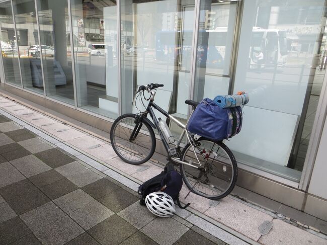 琵琶湖一周に行きます。<br />有給休暇消化のため3月26日(金)・29日(月)を休暇して4連休になり、琵琶湖一周サイクリングに行くことにしました。バイクに乗っている頃は時々ツーリングに行っていましたが、自転車で回るのは初めて計画しました。計画しましたと言っても、直前まで仕事でドタバタしており、急遽の休暇でほぼ無計画です。荷物も前夜に準備したため、いろいろ準備不足のサイクリングでした。<br />日程<br />3月26日 自宅~滋賀県長浜地内<br />3月27日 滋賀県長浜地内~大津地内<br />3月28日 滋賀県大津地内~長浜<br />3月29日 滋賀県長浜~自宅(輪行)<br /><br />天気は回復しいい天気ですが、タイヤがバーストしたの、でサイクリングはあきらめ列車で帰ります。琵琶湖は一周できたので良かったです。次回は左回りで観光地にも行ってみたいです。