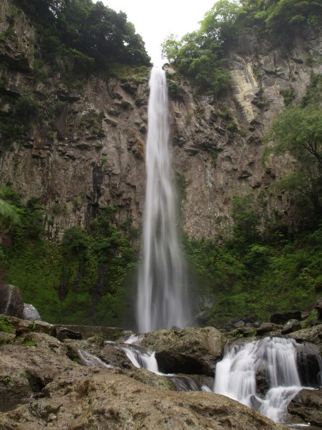 ２０１０年６月に大分県の滝めぐりをしました。大分県には「日本の滝百選」の滝が４箇所あり、うち震動の滝、原尻の滝はすでに訪問済みです。今回は残りの東西椎屋の滝をメインに、その周辺の滝めぐりが目的です。<br /><br />ところで、この大分県滝めぐりですが、どのような経緯で行くことになったのかがはっきりしません。通常、私の滝めぐりにはオフ会などの特殊な例を除いて、３パターンあります。１つ目は、日帰り滝めぐりです。基本単独で、日帰りですから近隣が多いですが、たまにはアプローチの長い滝にも行きます。２つ目は、妻との旅行で比較的お手軽な滝に行くパターンです。滝めぐりがメインではなく、あくまで旅行の道中で立ち寄れる滝があれば行くというイメージです。３つ目は、地方に出張した際に、仕事終了後に現地に残って滝めぐりをするパターンです。北海道や東北、九州などの遠方での滝めぐりはほとんどこのパターンです。普通に考えると３つ目のパターンですが、前日にどこで仕事をして、どこで宿泊したかなど全く記憶がないのです。しかも６月１３日は日曜日で、前日の１２日に仕事が入っていたことはほとんど考えられません。あるとするとゴルフコンペですが、２０１０年当時、私はゴルフはほとんどしておらず、地方でのゴルフコンペに参加することはありえません。それでも、写真の記録から、６月１３日に大分で滝めぐりをしたのは事実で、確かに行った滝の記憶は、すべてではないですがあります。最も可能性が高いのは、福岡か久留米あたりに宿泊し、レンタカーで大分の滝めぐりをしたということでしょう。<br /><br />最初に目的地としたのは、日本の滝百選のひとつ東椎屋の滝です。東椎屋の滝はその姿から「九州華厳」の別名を持ち、西椎屋の滝、福貴野の滝とともに「宇佐の三滝」と呼ばれています。東椎屋の滝訪問で百選滝７０滝目制覇となりました。ところで、東西椎屋の滝は、この前年の２００９年１月に、大分・熊本の滝めぐりをした際に制覇する予定でした。実際には妻と一緒だったこともあり、雨のため断念したわけですが、今回も雨模様でした。<br /><br />国境の滝滝見難易度：０、須崎の滝滝見難易度：０、東椎屋の滝滝見難易度：１<br />参考　滝見難易度０：道路から見える、１：片道徒歩５分以内、２：片道徒歩１５分以内、３：片道徒歩３０分以内、４：片道徒歩１時間以内、５：片道徒歩２時間以内、６：片道徒歩２時間以上もしくは２時間以内でも特別な装備が必要な場合など。私の旅行記ではほとんど出現することはないと思われる。<br />注意　滝見難易度はあくまで私の主観によるものであり、また季節や天候により難易度が上がる場合もあります。私の旅行記を参考にされて、「違うかったやんけ」とおっしゃられても責任は負えませんのでご了承ください。また、難易度が高い場合はできる限り単独行は避けるようお願いします。