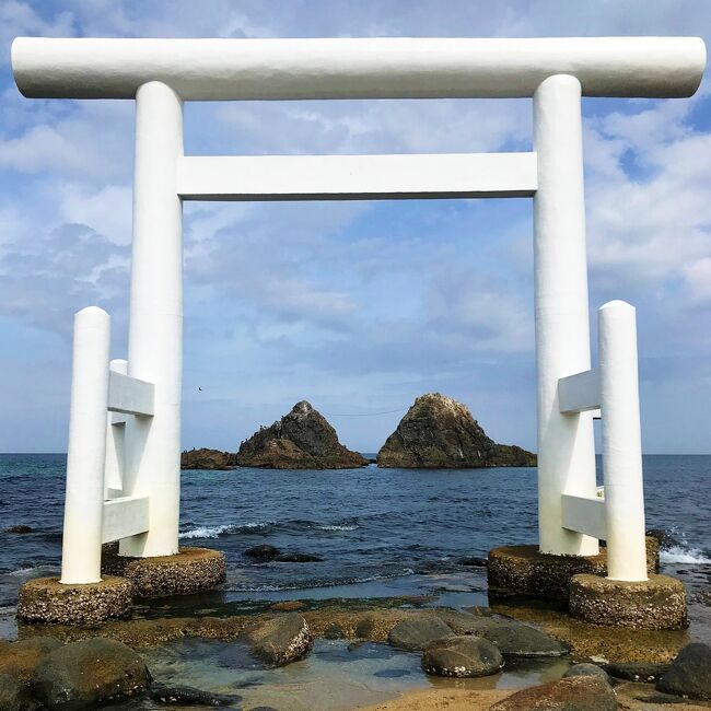 初日前半は相島で猫ちゃんに癒されまくって、その後博多へ。<br />20年ほど前に訪れた博多は屋台のハシゴだけで<br />全く観光をしていなかったので、今回は花見がてら寺社巡り。<br /><br />旅行二日目はお天気次第?っと適当にフリーの一日。<br />現地に着いてから「朝から晴れてるやん?」っと急遽<br />糸島と大宰府を詰め込み、午前中は糸島を自転車で駆け抜け、<br />午後からは太宰府天満宮へお参りしました。<br />コロナ禍で心身共に疲れている私には勝手にパワースポットと<br />解釈し(いつも他力本願)、沢山のパワーを頂くことに成功!<br /><br />3/22(月) 大阪なんば21:20発---(夜行バス)<br />3/23(火) ---博多6:00着---相島---博多(博多泊)<br />3/24(水) 博多---糸島---大宰府---博多(博多泊)<br />3/25(木) 博多---小倉---藍島---小倉(小倉泊)<br />3/26(金) 小倉---門司港---小倉---新大阪21:10着