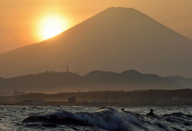 2020年度末の3月末の茅ヶ崎海岸の様子です。コロナ禍の2020年度が終わります。今年は黄砂が激しい年となりました。28日はサーファーにとっては最高の海であったようです。ところがガラッと変わって31日はウインドサーファーには好都合な江の島からの東風にあおられるコンディションのよう。いつでも現れるのが・・・・。