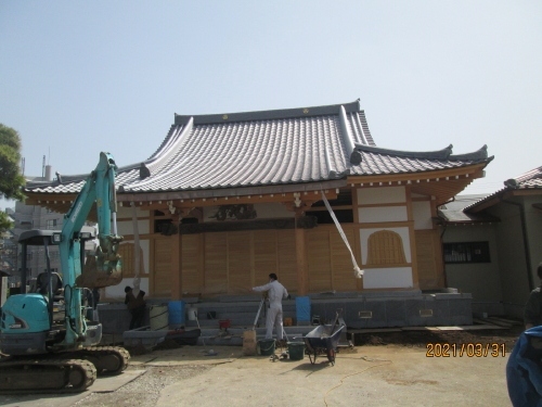 浄土宗寺院の松龍寺は、廣大山高樹院と号します。松龍寺は、旗本高木正次が父高木広正の菩提を弔うために、東漸寺八世光蓮社照譽上人頓公大和尚を開山に迎えて慶長18年(1613)小山に創建、高木筑後守(法名高樹院殿前筑州大守心誉宗安居士)が慶安4年(1651)当地へ移転して中興したといいます。下総四郡八十八ヶ所霊場49番です。浄土宗廣大山松龍寺。廣大山高樹院松龍寺と称する浄土宗寺院です。小金の東漸寺を本寺とし、慶長十八年(一六一三)松戸市小山に開創されました。開山光連社照誉頓公上人は、東漸寺第八世霊誉円応上人の法脈を継承されています。開基は徳川家康、秀忠、家光の三代に仕えた旗本高木正次です。父の旗本高木広正の菩提を弔って、松龍寺を建立しました。当時小山の土地は毎年のように水害にあい、加えて火災で本堂が全焼したため慶安四年(一六五一)に現在地に再建されました。当時寺域は戸定が丘あたりまで高台にあり、すこぶる美観であったため、徳川八代将軍吉宗、十一代家斉、十二代家慶、一橋慶喜(後の徳川慶喜)が御鹿狩りの御小休所として来訪しました。毎年8月9・10日四万六千日の縁日には、子育て観音の籾殻塚聖観世音菩薩に多くの善男・善女がお参りされます。また、門前参道では雷除けになるといわれる「とうもろこし市」がひらかれています。(「松戸のお寺」より)
