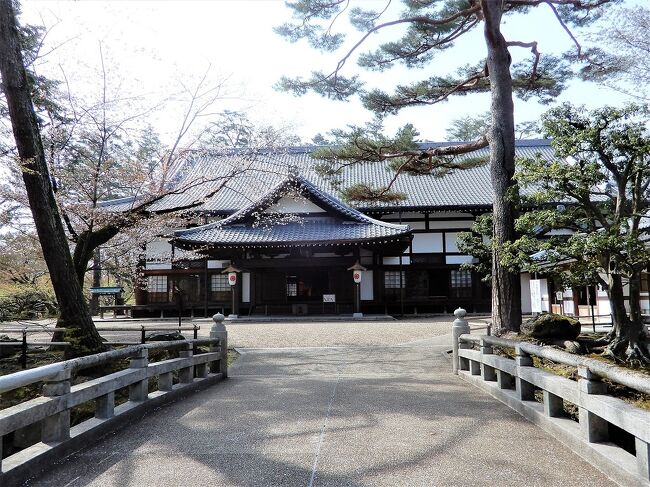 織田信長は天下統一直前にほぼ丸裸で上洛、本能寺にて腹心の家臣明智光秀に討ち取られた。その後、豊臣秀吉の軍団に大山崎の戦で光秀自身も敗れ天下統一がほぼ秀吉によってなされたと云うのが歴史上の常識とも云える。この当たりの歴史は先のNHK大河ドラマで描かれて皆さんご存じの所でもあります。<br /> しかし、先日亀山城を訪れる機会があり城や町づくりを具に観察している内に、何故斯様な要衝に信長が光秀に城を築かせたのか。後ろから我を討てという陣を光秀に任せたのかという疑問が湧いてくるのは私だけでは無いでしょう。帰宅後色々と頭を悩ませていたが、4月1日早朝に古老が枕元に立ち「あれは、信長と光秀の大芝居よ。秀吉がいずれ天下を取るだろうが、彼奴は私情に弱きところがあって長続きはせぬ。ならば、ここは信長が光秀を使い討たれ、一旦は猿に天下を取らせ、徳川に後世のこの国を託すための大芝居じゃ」と語り消え去った。なぜが後ろ姿が出口王仁三郎氏に似ていた気がする。<br /><br /> 大本教本部です(城内にあります)