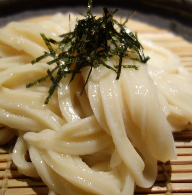 京都でのランチは山元麺蔵と決めています。最近，電話予約になったようです。予約していきました。おいしいうどんです。