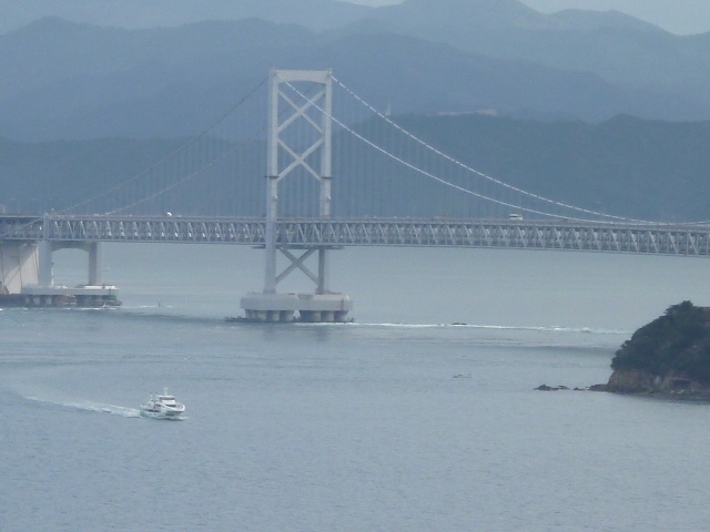 淡路のホテル楽園を出てから鳴門大橋を渡り四国へ。<br />まず行ったのは、徳島の青柳。ここでランチ。<br />食後はその日の宿鳴門のホテルリッジへ。思いのほかいいホテルでした。<br />翌日チェックアウトしてからはドイツ村に寄りました。