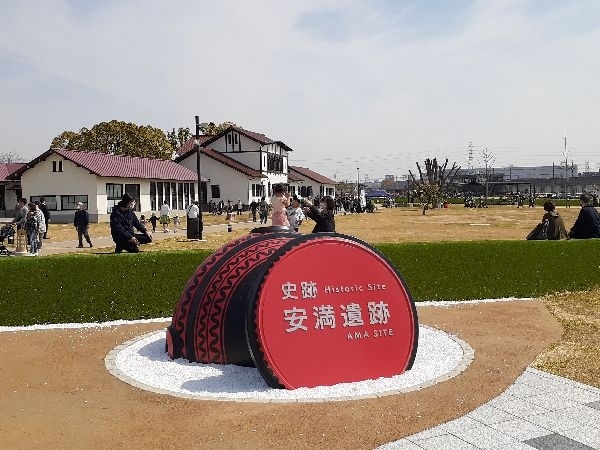 家の近所に「安満遺跡公園」がグランドオープンした。<br />旧京都大学農学部・農園跡の甲子園球場5個分のスペースに開園した広々とした公園だ。<br />弥生式遺跡の跡の広大な土地の活用に拍手し、毎朝の散歩等に活用したい。<br /><br />　http://ks5224.fc2web.com/mc00hp/mc09.html