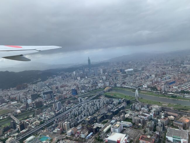 令和2年はコロナウイルスよって日常生活はもちろん外出にも多くの影響をもたらしました。<br />そして、その状況に劇的な改善ができないまま令和3年を迎え…<br /><br />令和2年は予約したすべての国際線が4回欠航に。<br /><br />そんな中12月にもハワイ版で参加した気分を味わう国内での擬似渡航ツアー。今回は台湾版が運良く当選。<br />台湾への渡航も令和2年2月から途絶えたままでしたので、ここは気分だけでも味わいたくて参加!<br /><br />早くコロナ終息への出口を見たいところですが。