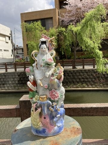 主人から青春18きっぷを使っての<br />日帰り旅行を提案されました。<br />フォローしているショコラさんの記事で<br />かなり以前から気になっていた千葉県水郷佐原で<br />小江戸の雰囲気を味わいたいと<br />私はリクエスト。<br />他にも数種案は上がったのですが最終的にこちらをセレクト。<br /><br />小江戸というと、川越市、栃木市、そして<br />この香取市佐原が挙げられます。<br />利根川の舟運の中継基地として栄えたところです。<br /><br />こういったレトロな町並みは大好きなのですが、<br />決行日まで数日しかない。<br />ちょっと調べが足りなかったな~と<br />帰ってから思いました。<br />でもまあ、あまり混まない時間帯、車輛を選びながら<br />のんびりでかけられました。