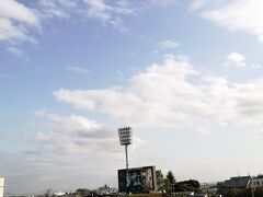 【ニッパツ三ッ沢】横浜FCを見に行ったよ。徒歩でアクセスしたよ。桜も散り、勝ち点1。