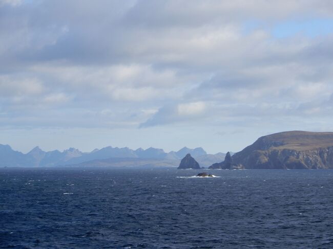 ホーン岬（Cape Horn)　南緯55°59分<br />南アメリカ最南端、ティエラ・デル・フエゴ最南端の岬。<br /><br />ホーン岬は、裸岩の断崖になっており、頂上の標高は424m。<br />近くは流速の速いホーン岬海流が流れ、荒天が多く航海の難所。<br />国際水路機関（ IHO)により、<br />岬を通過する経線が太平洋と大西洋の境界と定められている。<br />フエゴ島の更に南にオルノス島に在り、ドレーク海峡に面している。<br />尚、南アメリカ大陸本土の最南端はホーン岬では無く、フロワード岬。<br /><br />離島ではディエゴ・ラミレス諸島が更に南に位置する。<br />このディエゴ・ラミレス島には、チリの海軍の兵士が数名居るとか？<br />この島は、チリの南極領への飛び石の様な重要な位置づけされているとかで<br />駐留兵士が３、4ヶ月交代で派遣されているらしい？<br />これは随分前の椎名誠さんのパタゴニアの本に書いてあった。<br />今の状況は分からない・・・<br /><br />椎名さんは、チリの軍艦でディエゴ・ラミレス島に行かれたそう。<br />ケープ・ホーン、ドレイク海峡の大荒れを体験されたとか？<br /><br />パタゴニア、ドレーク海峡から南極海辺りの南緯50度前後地帯は<br />荒れ狂う西からの偏西風の影響を受ける。<br />南緯40度から60度は暴風圏と呼ばれる。<br />たまに穏やかな日もある。<br />下記のように良く言われる。<br /><br /> ＊40度　→　吠える<br /> ＊50度　→　 狂う<br /> ＊60度　→ 　叫ぶ<br />吠える40度で発生した巨大なうねりが太平洋を北上してHAWAIIの<br />ビッグウェーブになる事もあるとか・・・？？？<br /><br /><br />★スケジュール<br />　<br />成田→ニューヨーク→サンチャゴ・・・バルパライソから乗船（23泊24日）<br />ブエノスアイレス下船後→マイアミ（1泊）→ロンドン→パリ（3泊）<br />→ドーハ（1泊）→バンコク→羽田<br /><br />