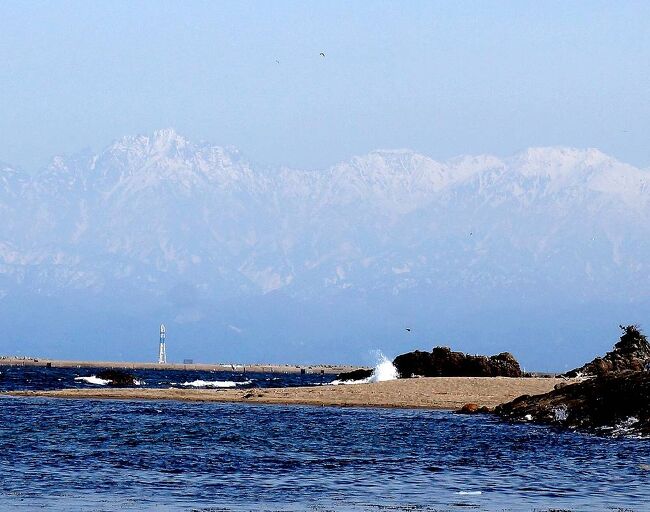 春の絶景を見たくて、富山県へドライブ旅行に行ってきました。目的は、氷見から雪に覆われた立山連峰を日本海の海越し見ることと、あさひ舟川の四重奏を見ること。今年は、全国的に桜の開花が例年になく早く、富山県も3月の終わりには開花し、満開になるというので、3月末から4月にかけての天気のいい日をねらって急遽出発しました。<br />第三部は、氷見の旅行記で、海越しの北アルプスの絶景が見えるという比美乃江公園や雨晴海岸を訪れました。北アルプスの山々は一応見れたものの、期待したほどではありませんでしたが、海の幸は十分堪能することが出来ました。（表紙写真は、雨晴海岸から望む剣岳（左）と立山連峰（右））