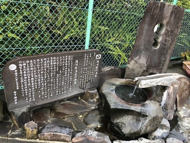 結婚記念日を、同じ年の同じ月に創業した湯河原の「エルルカンビス」で祝いました。<br /><br />このレストランで祝うのは、何度目かになります。<br /><br />レストラン側も私たちもお互いが「おめでとう~」と言い合える間柄になっています。<br /><br />他に、前回湯河原に来た時に初めて行ったみやかみの湯と十二庵で買い物をして、手湯に浸してから帰りました。