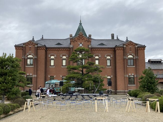 4日間の旅、3日目です。<br />旧奈良監獄の特別公開をミニコンサートとセットで予約しました。<br />旧奈良監獄は、明治政府が近代化の象徴として建設した五大監獄の一つです。<br />2016年に監獄としての役目を終え、数年後には星野リゾートの監獄ホテルとして生まれ変わる予定なので、今回は、監獄時代の姿をそのまま見ることができるおそらく最後の機会かと思います。<br />放射状に房が伸びる特徴的なレンガ造りの建物群を見学した後は、サックスとキーボードのミニコンサートを楽しみました。<br />その後は、京都へ移動して、東寺の特別公開を拝観。<br />最終日は、バスで金閣寺へ向かい、歩いて龍安寺、仁和寺と回りました。<br />京都の桜はすでに終盤でしたが、仁和寺の御室桜はぎりぎり満開を見ることができました。